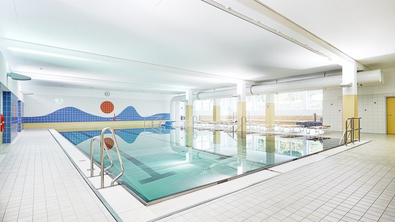 Zwentendorf indoor swimming pool, © Florian Schulte Interior view of an indoor pool with swimming pool and blue wall decoration.