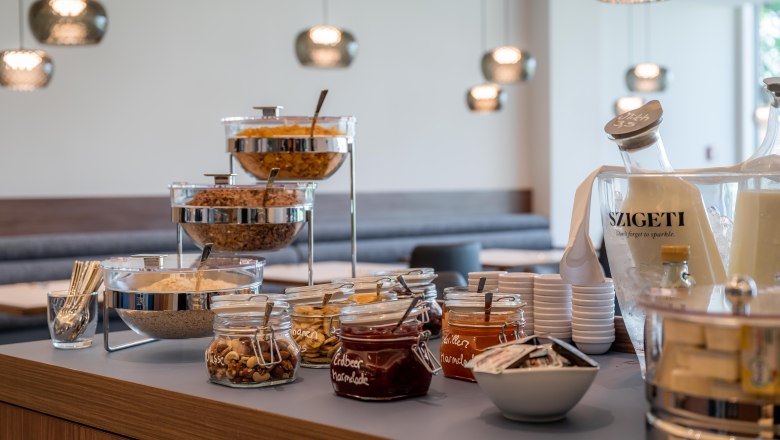 Start with a hearty breakfast, © Philipp Blickfang Breakfast buffet with muesli, jam and drinks.