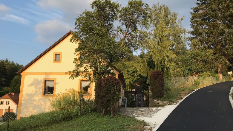 Community path in front of the house, © Christoph Gabrisch Community path in front of the house, © Christoph Gabrisch