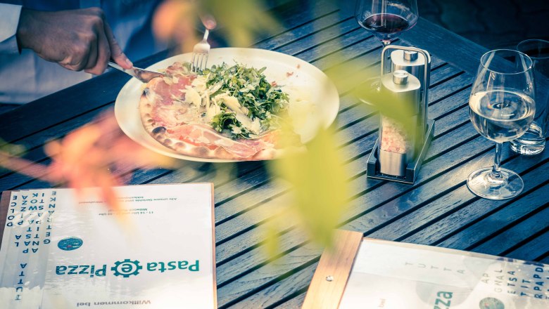 Pizza with fresh rocket, © Pasta e Pizza Pizza with fresh rocket, © Pasta e Pizza