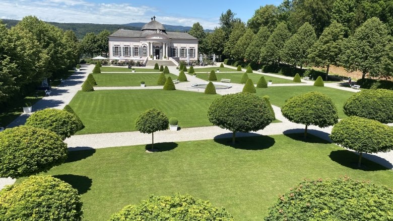 Baroque park, © Brigitte Kobler-Pimiskern Baroque park with symmetrical paths, manicured lawns and a pavilion in the background.