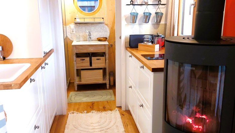 Mrs.Green kitchen, fireplace, view into the bathroom, © Nina Susanne Himmelmaier Mrs.Green kitchen, fireplace, view into the bathroom, © Nina Susanne Himmelmaier