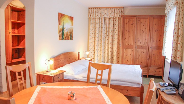 Apartment 30m², © Haus Lenz Small apartment with wooden furniture, bed, table and wardrobe.