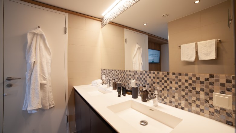 TDR bathroom, © Best Western Hotel Bathroom with washbasin and bathrobe