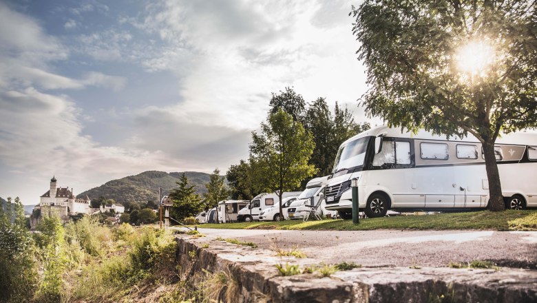 Camping in front of Schönbühel Castle, © Daniela Matejschek Motorhomes on a campsite with Schönbühel Castle in the background.