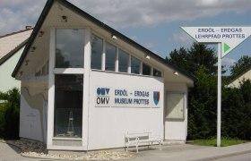 Oil and gas trail, © Walter Berger, Gemeinde Prottes Building of the Prottes Natural Gas Museum with signpost.