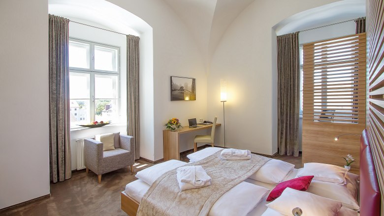 Hotel Altes Kloster, © Altes Kloster Hotel room with double bed, desk, armchair and large window.