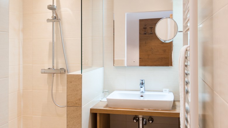 Bathroom, © Martina Siebenhandl Modern bathroom with shower, washbasin and mirror.