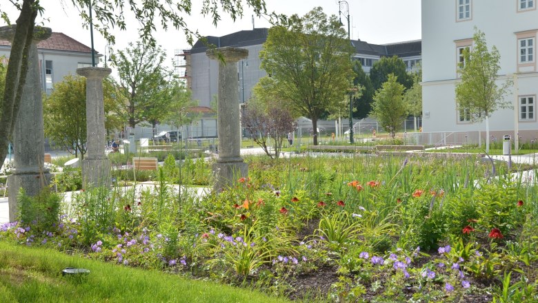 Tulln's Nibelungenplatz, © Stadtgemeinde Tulln Colorful flower bed in the background town hall