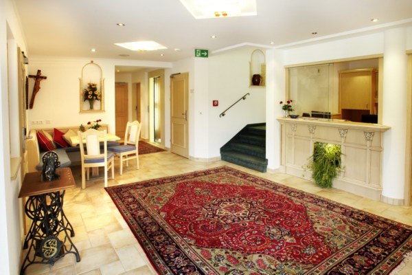 Kamptalschlössl, © Kamptalschlössl Elegant reception area with carpet, reception desk and seating area.