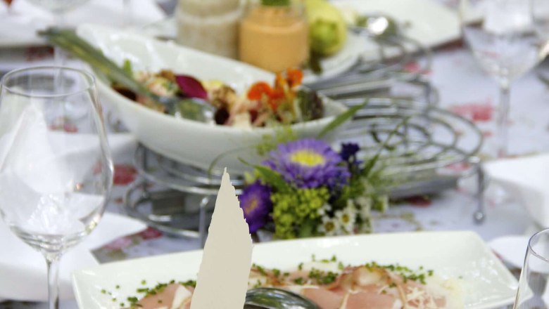 Buffet at the table, © Anna Lun A laid table with various dishes and flower arrangements.