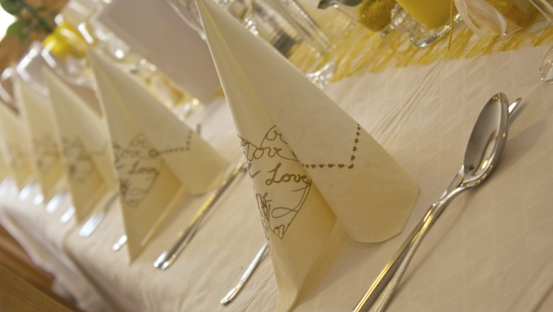 Table, Hotel zur Linde, © Ing. Matthias Schön Elegantly laid table with folded napkins and cutlery.