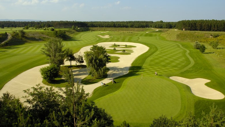 Föhrenwald Golf Club, © z.V.g. GCF Aerial view of a golf course with sand bunkers and manicured lawn.