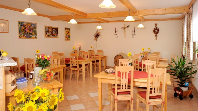 Breakfast room, © Seher A cozy breakfast room with wooden furniture, sunflowers and decorations on the walls.