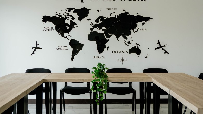 Hotel Lamede, © Hotel Lamede Conference room with a world map on the wall and U-shaped tables.