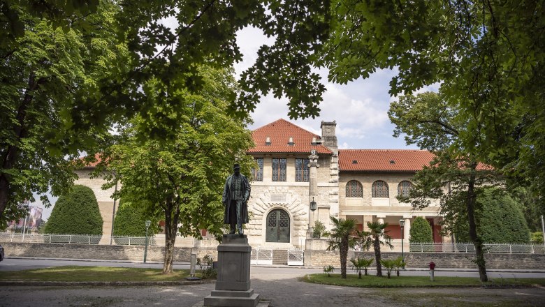 Carnuntinum Museum, Emperor Franz Josef statue, Bad Deutsch-Altenburg, © Donau Niederösterreich, Robert Herbst Carnuntinum Museum, Emperor Franz Josef statue, Bad Deutsch-Altenburg, © Donau Niederösterreich, Robert Herbst