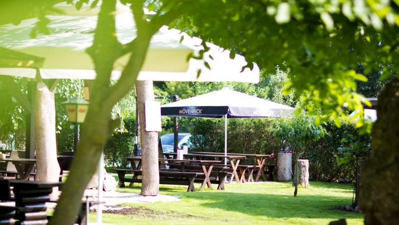 Guest garden, beach bar & restaurant Aprico, © Aprico Inviting guest garden with shady umbrellas and wine tavern furniture