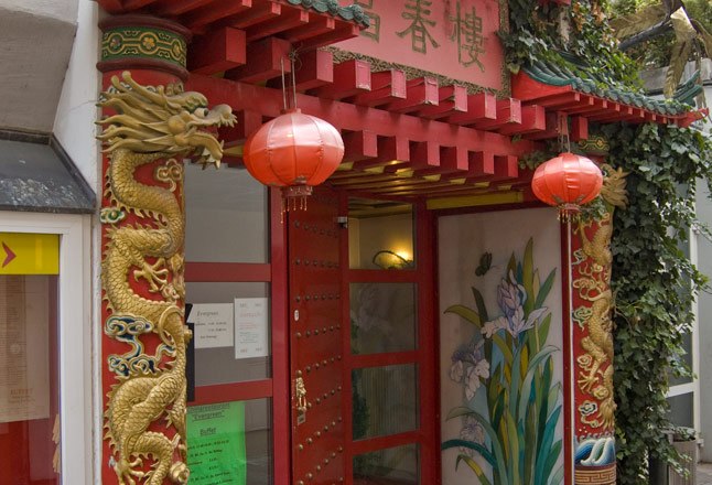 Entrance, © Chinarestaurant Evergreen Chinese entrance with red lanterns and dragon decorations.
