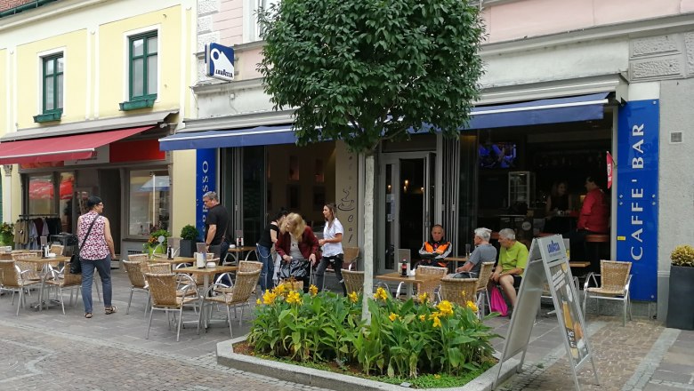 Jolas Cafe Tulln, © Roman Zöchlinger Coffee house from the outside with blue awning and tree in front of it