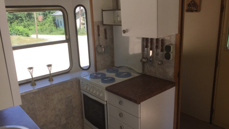 Small cooking facilities with electric stove in the kitchen of the 100-year-old luggage van, © M. Schorn Small cooking facilities with electric stove in the kitchen of the 100-year-old luggage van, © M. Schorn