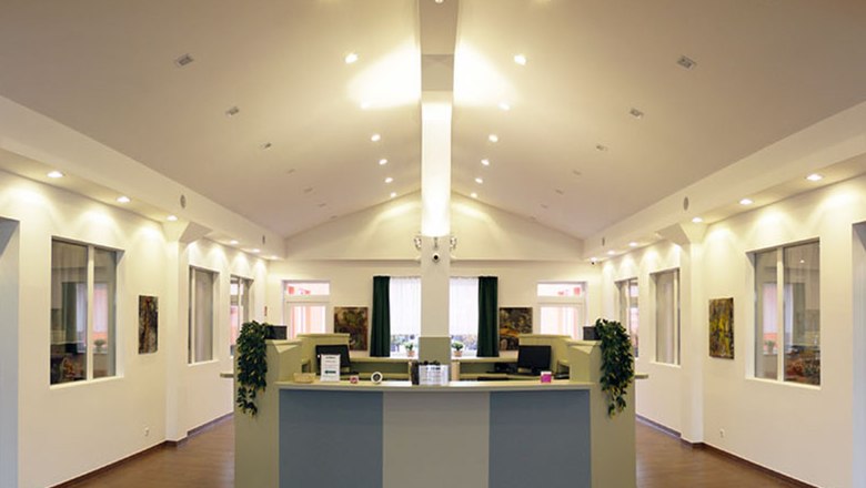 winrooms_02, © Winrooms Betriebs GmbH Modern reception office with desk and plants.