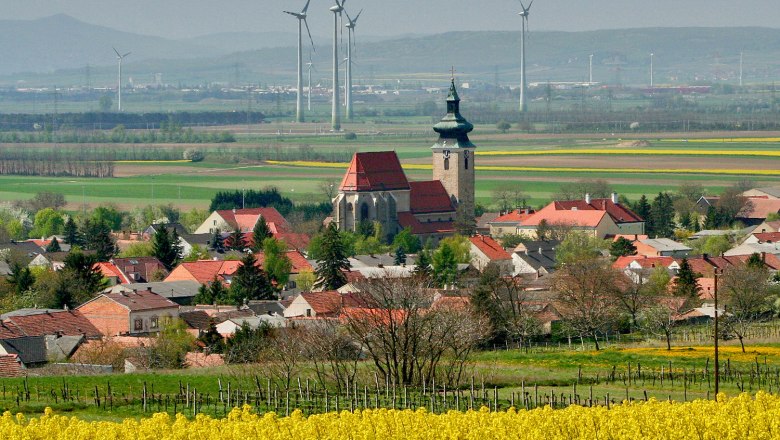 Pillichsdorf, © Thomas Falch View of Pillichsdorf with church, surrounded by fields and wind turbines in the background.