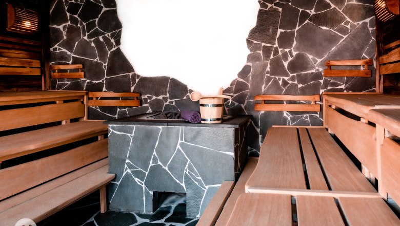 Clammy sauna, © TheVerve-Agentur (theverve.at) Interior view of a sauna with wooden benches and stone walls.