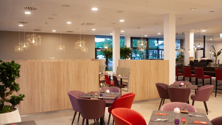 TDR breakfast room, © Best Western Hotel Colorful furniture in a bright hotel lounge