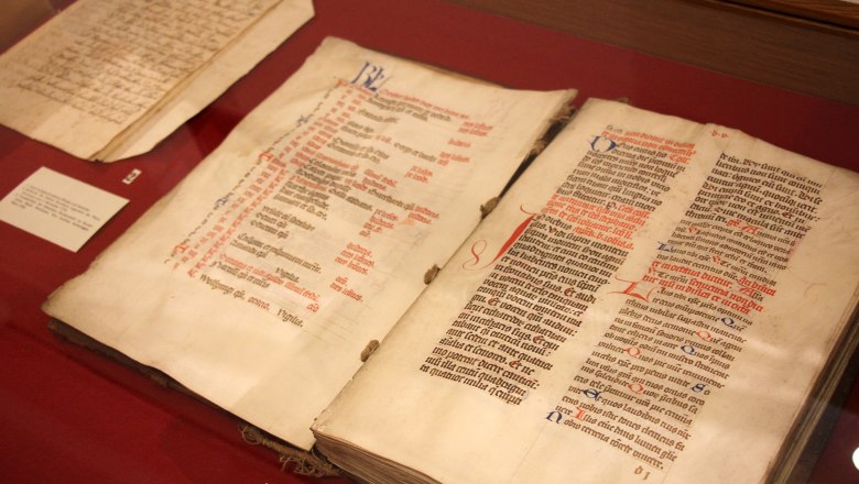 Belvedereschlössl/District Museum Stockerau, © Stadtgemeinde Stockerau Old manuscripts in a display case in the Stockerau District Museum.