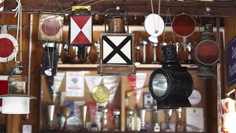 Rack railway exhibition, © Wiener Alpen, Foto: Bene Croy Various old railroad lamps and signals hang in an exhibition.
