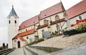 Ardagger collegiate church, © Mostviertel Tourismus/Weinfranz.at Ardagger collegiate church with cemetery in the foreground.