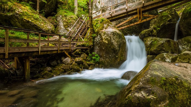 Muggendorf Myra Falls, © Wiener Alpen, Christian Kremsl Wooden bridges and waterfall in a wooded gorge.