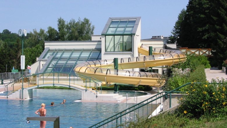 All-weather pool Scheibbs, © Stadtgemeinde Scheibbs Exterior view of the Scheibbs all-weather pool with slide and swimming pool.