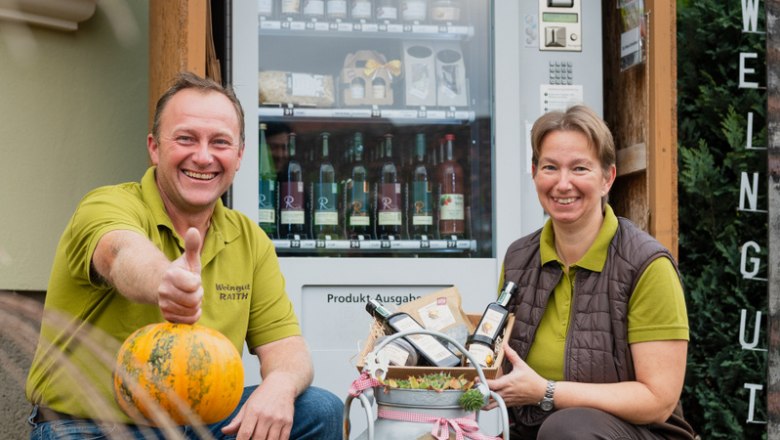 The regional fridge is always open, © Netzwerk Kulinarik-Cloning Company Two people in front of a self-service vending machine with pumpkins and regional products.