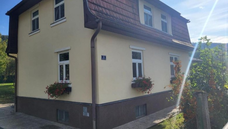Leo-Hof vacation apartment Eva, © Leo-Hof/Sandra Reinisch Two-storey yellow house with red roof tiles and flower boxes on the windows.