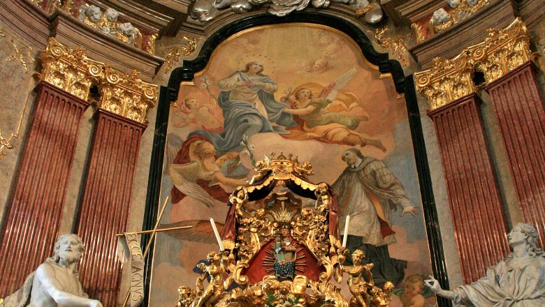 Minorite Church, © Stadtgemeinde Tulln Magnificent altar in a church with golden decorations and religious paintings.