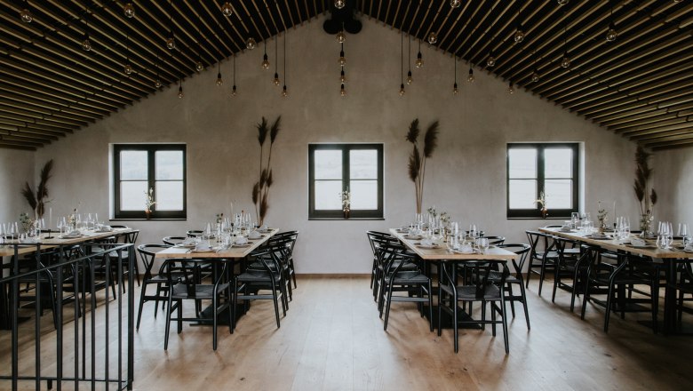 Attic, © Studio Sichtfeld / Bianca Hochenauer / Karin Belay Chairs and tables from the restaurant in the attic