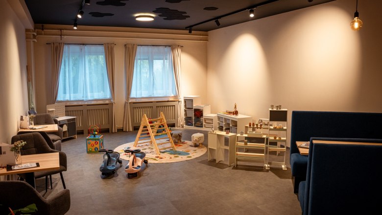 TDR- ZEITLOS-interior children's corner, © Philipp Elsler Playroom for small children with toys on the floor, tables and a store.