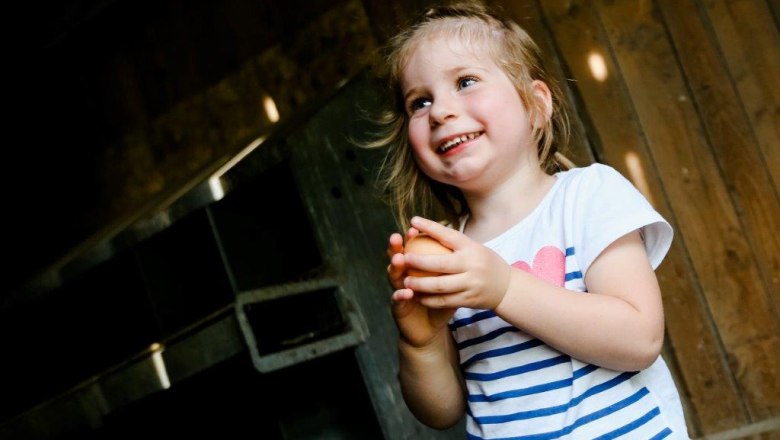 kerndlerhof_child_with_egg_black_royalty, © Schwarz-König kerndlerhof_child_with_egg_black_royalty, © Schwarz-König