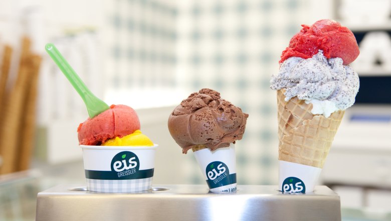 Ice cream from Eis Greissler, © Eisgreissler Three ice cream flavors from Eis Greissler in cups and cones.