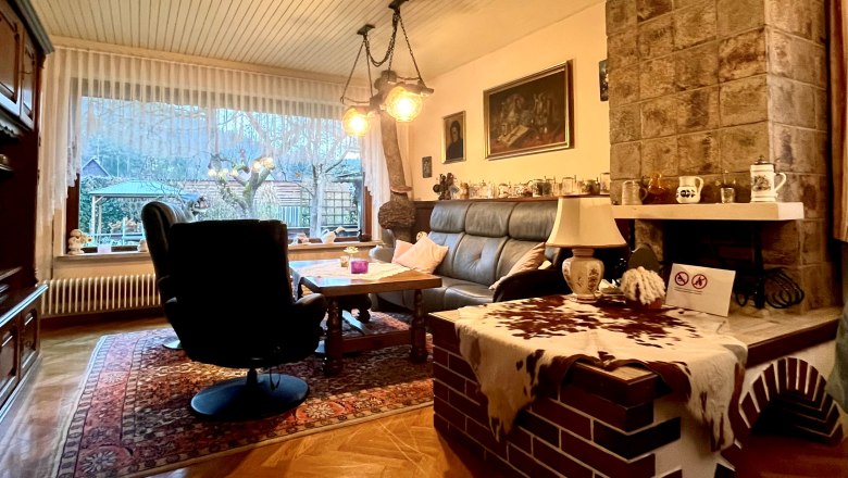 Heidi`s Place living room, © Wiener Alpen Cozy living room with leather sofa, fireplace, carpet and large windows overlooking the garden.