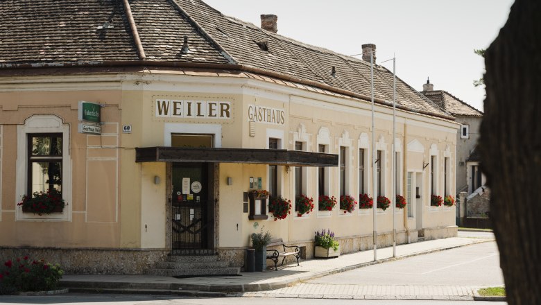 A house with stories in Laa a. d. Thaya, © Niederösterreich Werbung/Michael Reidinger Historic Weiler inn in Laa an der Thaya with flower-decorated windows.