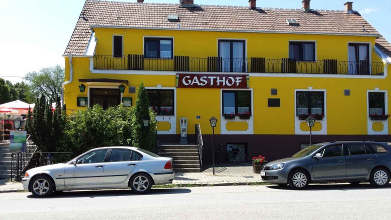 House view, © © GH Prinz Eugen Yellow building with the sign 'Gasthof', two cars parked in front of it.
