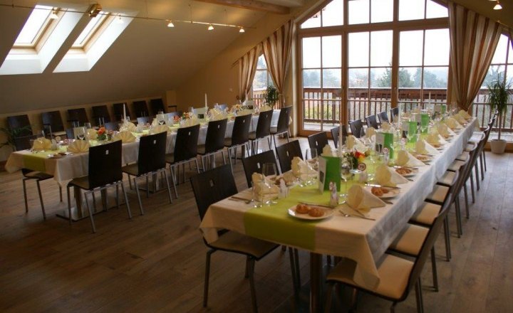 Country inn Scheiblingstein, © TVK A festively decorated hall with long tables and chairs in a country inn.