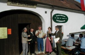 Old village smithy, © Alte Dorfschmiede Group of people clinking glasses in front of the old village smithy in Totzenbach.