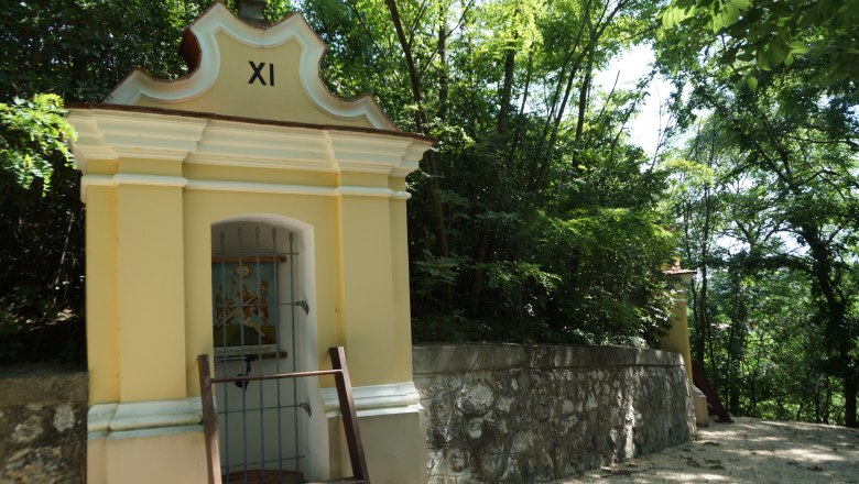 Calvary "Holy Mountain", © Marktgemeinde Staatz Calvary Station XI in Staatz, surrounded by trees.
