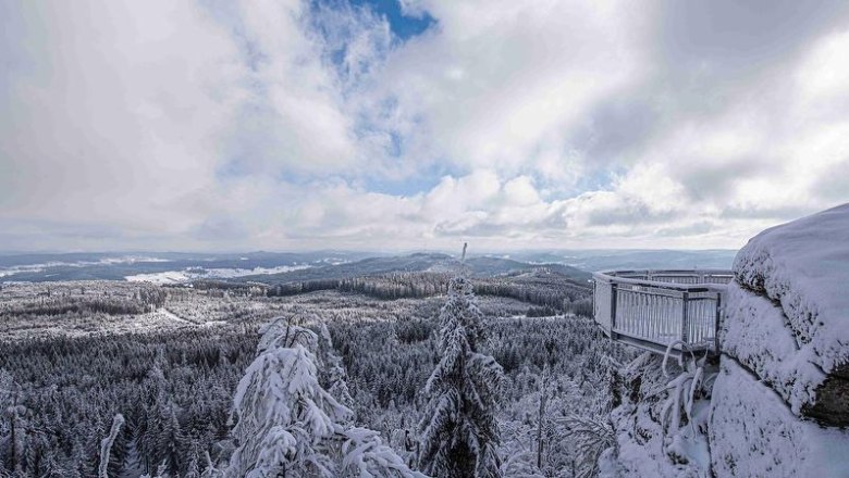 Winter hiking on the Nebelstein, © Gemeinde Moorbad Harbach, Christian Freitag Snow-covered landscape with a viewpoint on the Nebelstein.