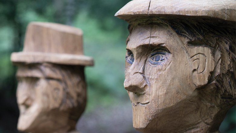 Legendary figures in Lanzenkirchen, © Marktgemeinde Lanzenkirchen Two wooden sculptures of legendary figures with hats in Lanzenkirchen.