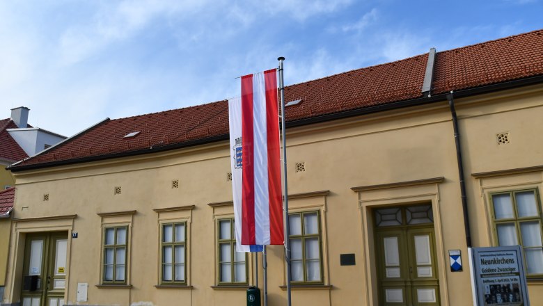 Exterior view of the Neunkirchen Municipal Museum, © Vanessa Staudenhirz Exterior view of the Neunkirchen Museum with Austrian flag and information sign.