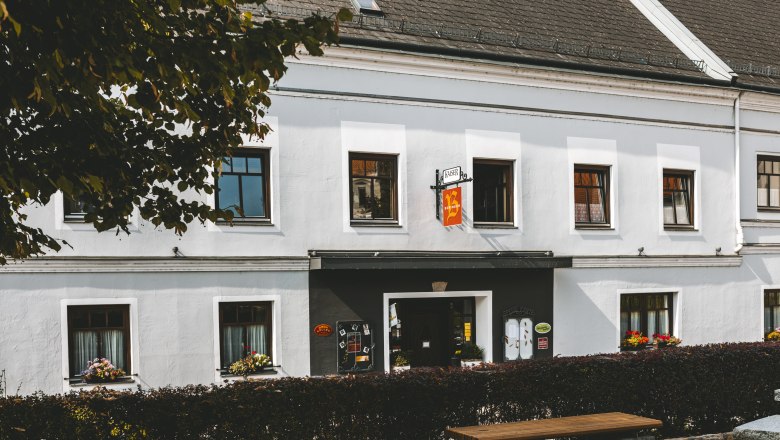 Inn in Mank, © Niederösterreich Werbung/David Schreiber A traditional inn in Mank with white walls and flower boxes on the windows.